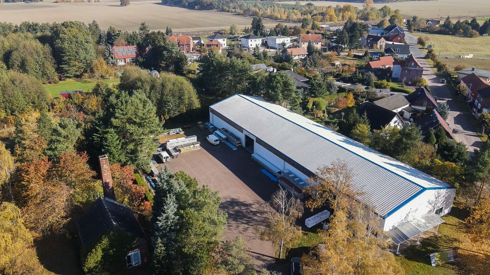Luftaufnahme des Firmengeländes von Appelt mit Lagerhalle und Hof
